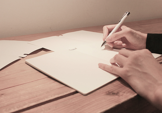 ノートに書き込む手元の写真