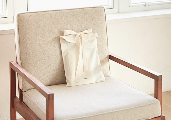 椅子にギフトバッグが置かれている写真
