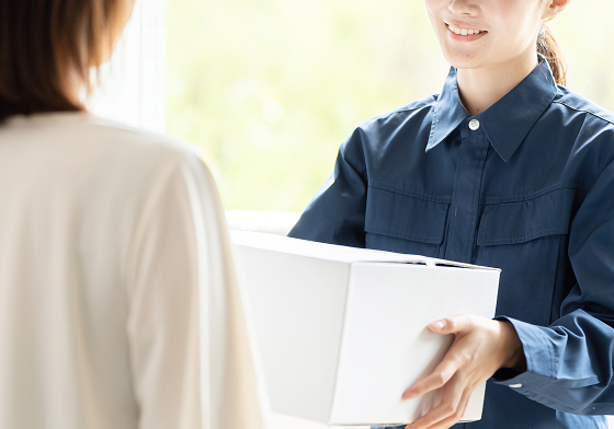 配達スタッフが荷物を渡す写真