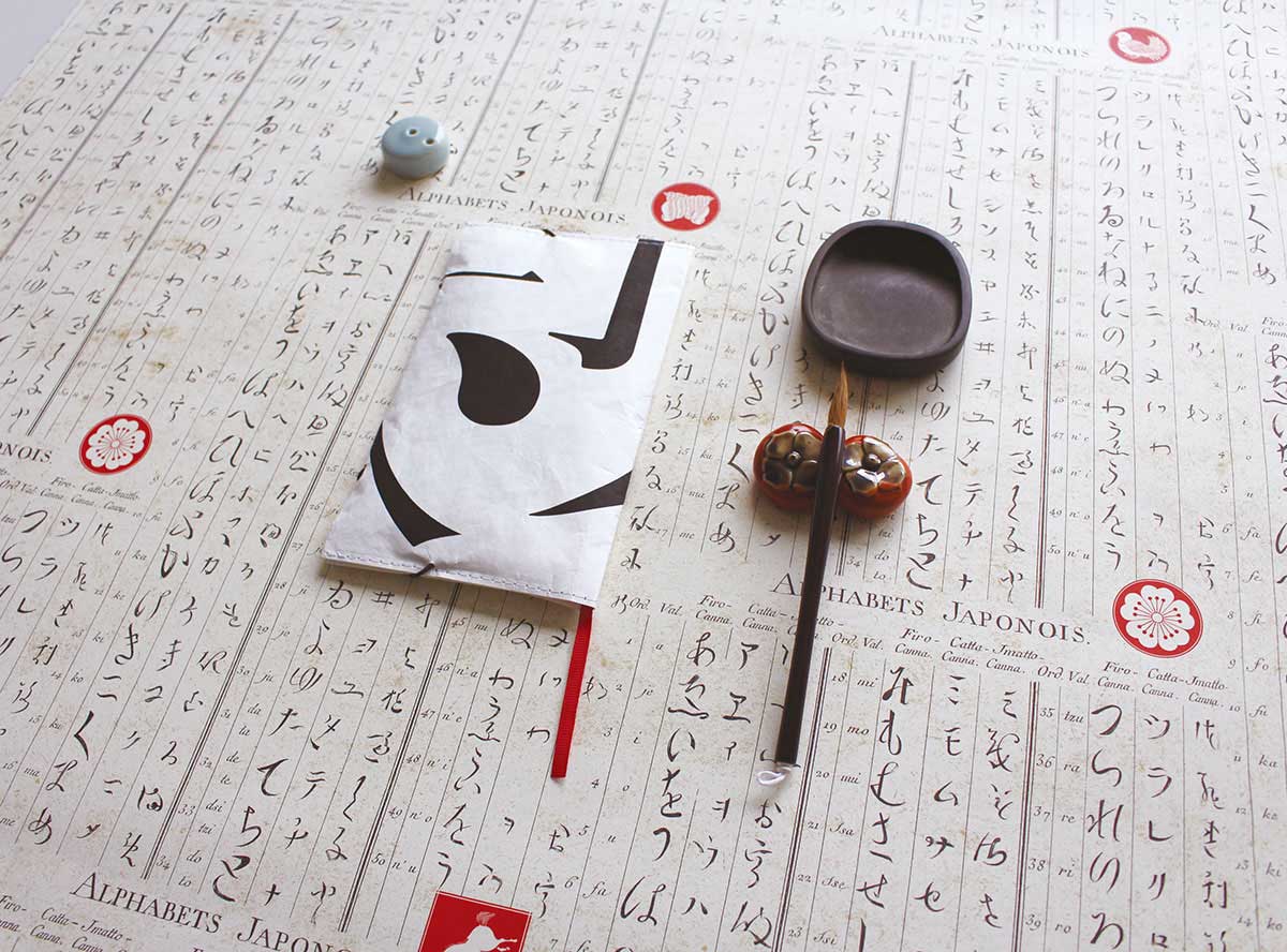 表紙は、漢字を構成しているパーツをテキスタイルモチーフとしてデザインしました。